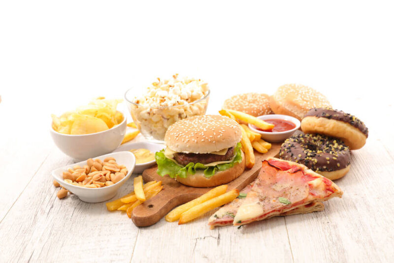 Hoy Se Publicó En El Diario Oficial De La Federación (DOF) El Decreto Por El Que Se Adiciona El Artículo 216 Bis A La Ley General De Salud Que Prohíbe El Uso De Grasas Trans En Los Alimentos Procesados. Entrará En Vigor A Los 180 Días De Su Publicación En El DOF. “Los Aceites Y Grasas Comestibles, Así Como Los Alimentos Y Bebidas No Alcohólicas, No Podrán Contener En Su Presentación Para Venta Al Público Aceites Parcialmente Hidrogenados, Conocidos Como Grasas Trans, Que Hayan Sido Añadidos Durante Su Proceso De Elaboración Industrial”, Se Lee En La Parte Fundamental De La Nueva Disposición. Los Alimentos Y Bebidas No Podrán Exceder Dos Partes De ácidos Grasos Trans De Producción Industrial Por Cada Cien Partes Del Total De ácidos Grasos. En Goula Hemos Dado Cuenta De Los Retos Que Esto Implica Para La Industria De Alimentos Procesados Y Lo Complejo Que Será Sustituir Este Ingrediente Crítico En Las Formulaciones De Los Productos.